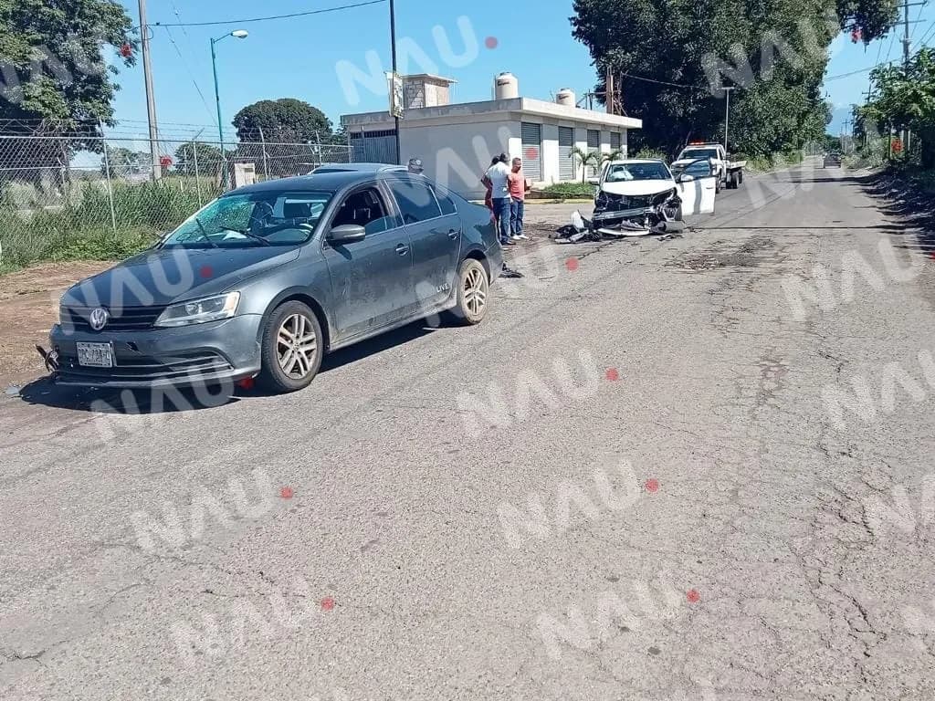 Solo daños deja choque en la entrada del fraccionamiento Los Coquitos