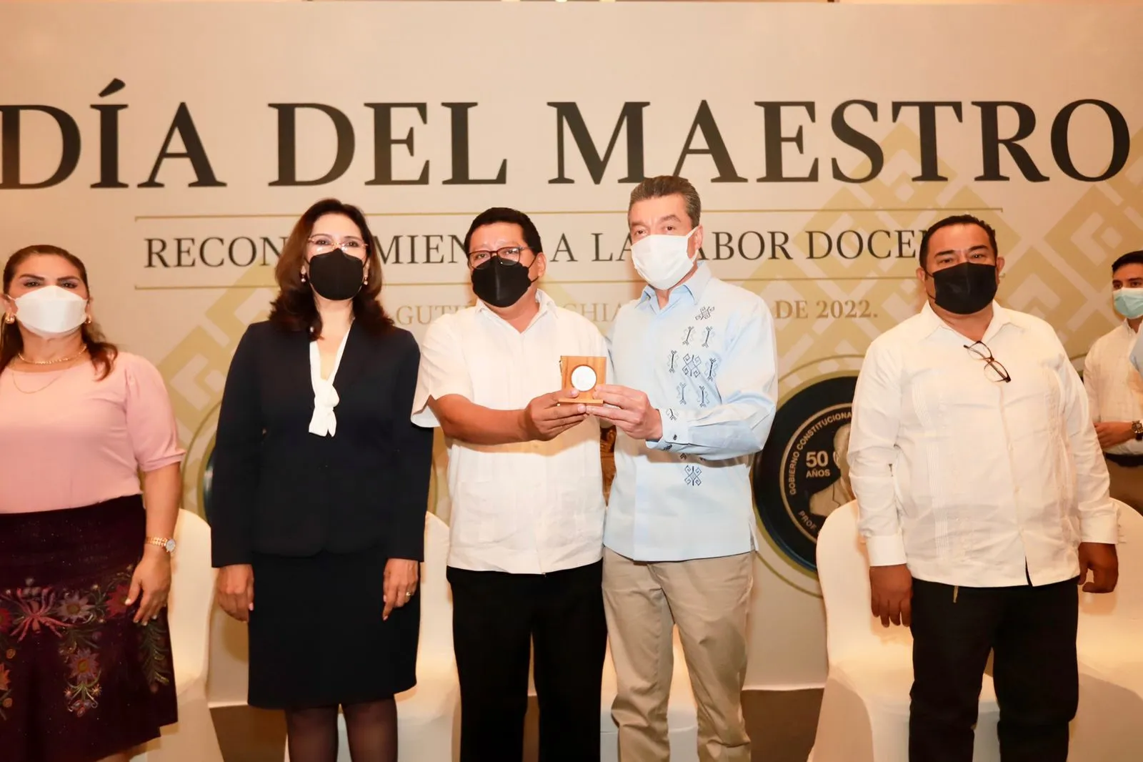 Entrega Rutilio Escandón medallas y reconocimientos a docentes con 30, 40 y 50 años de servicio