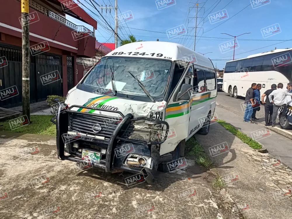 Combi se estrella por alcance contra un vehículo