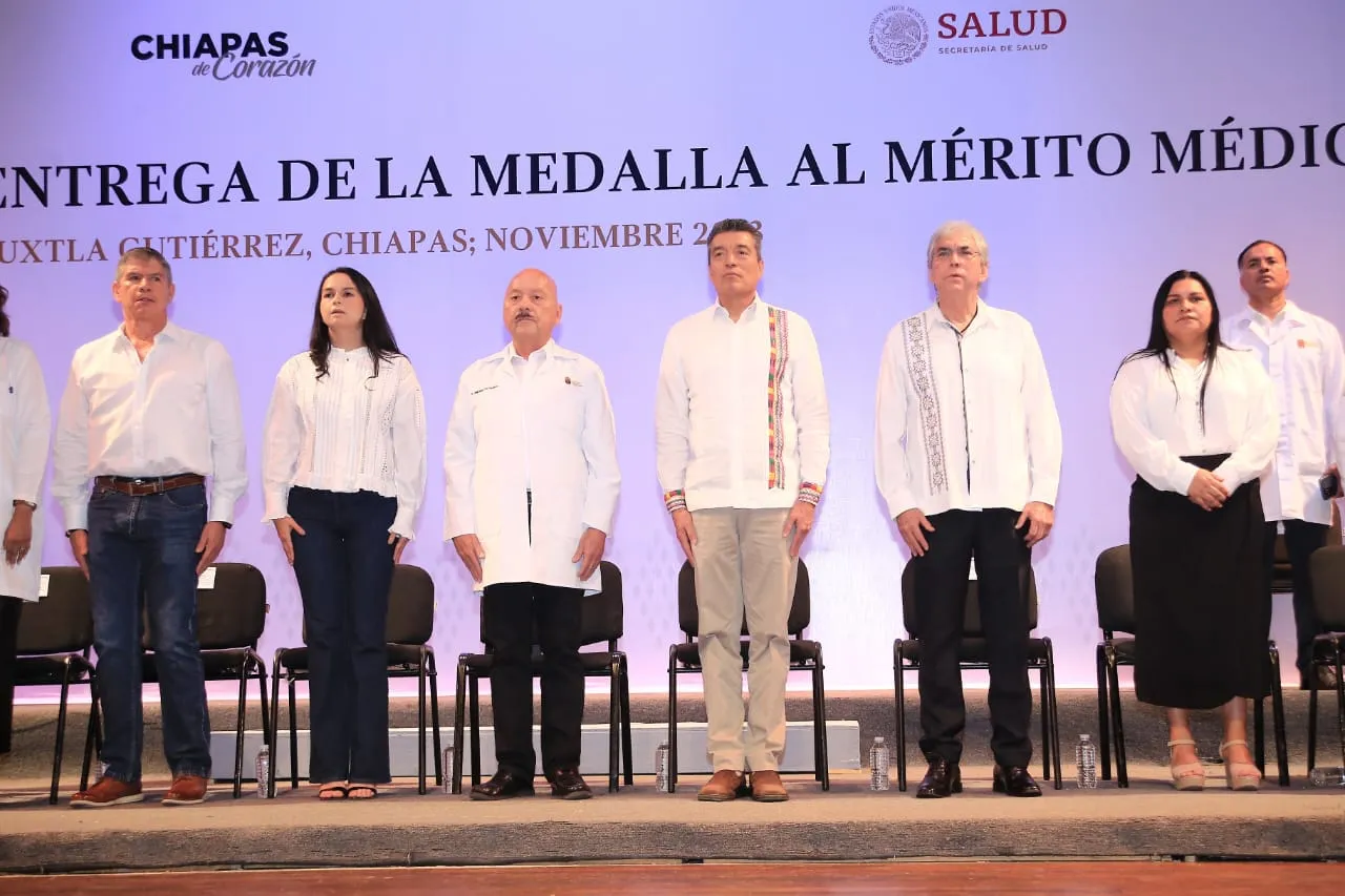 Entrega Rutilio Escandón la Medalla al Mérito Médico Chiapas 2023 al doctor José Trinidad Aceves