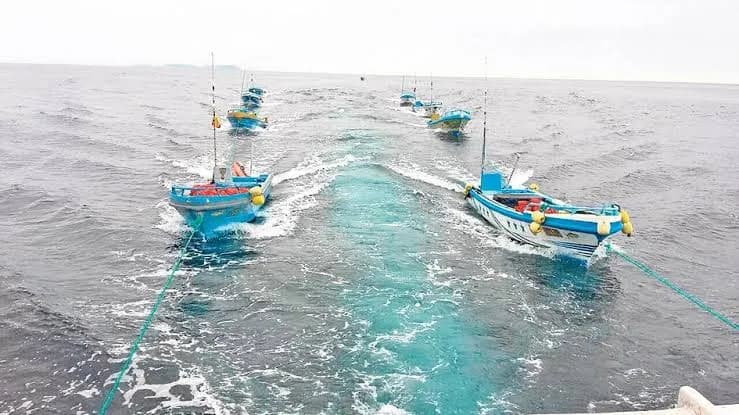 Aseguran a tres mexicanos con hidrocarburo en alta mar