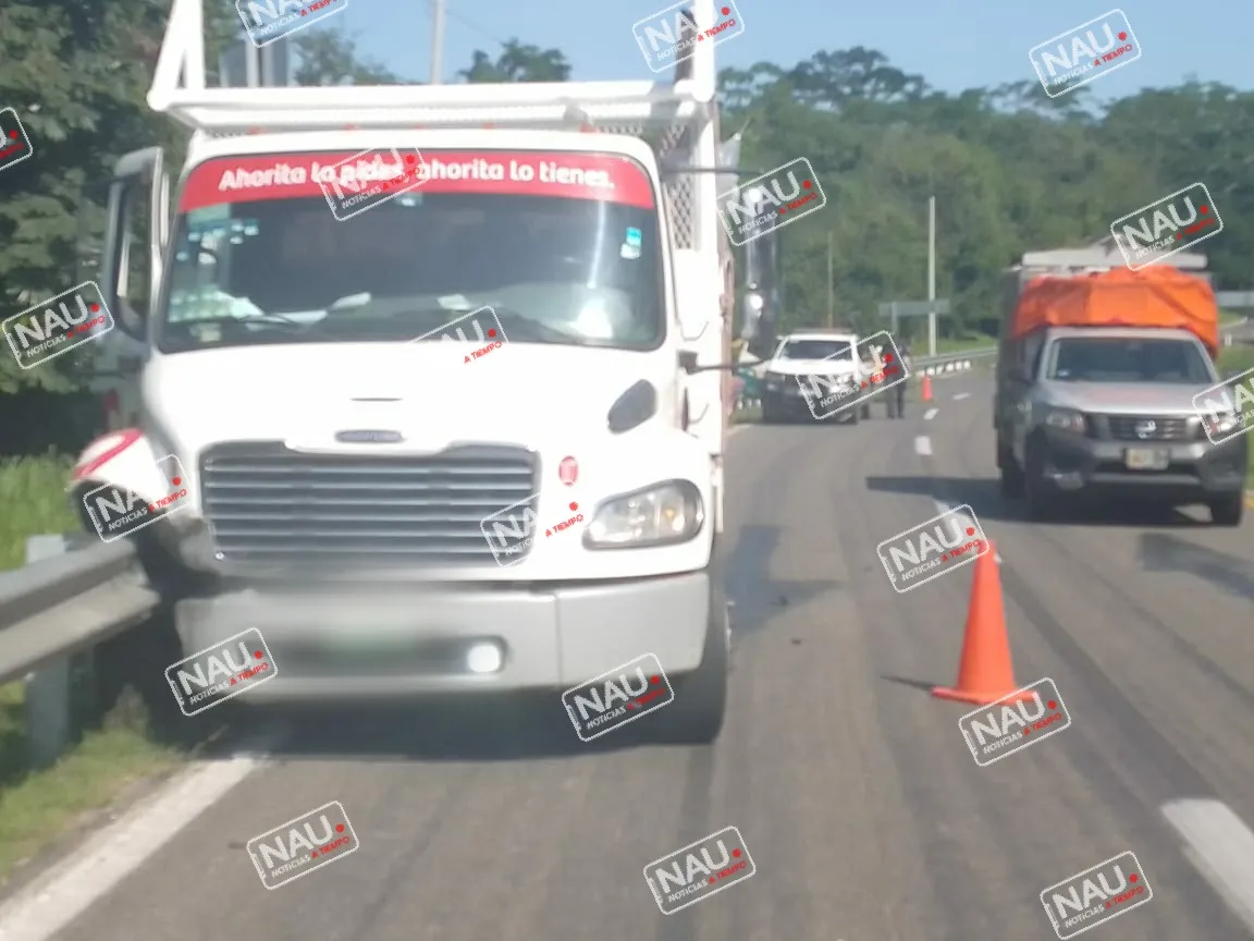 Carro cargado de cilindros de gas vacíos choca contra la barra metálica.