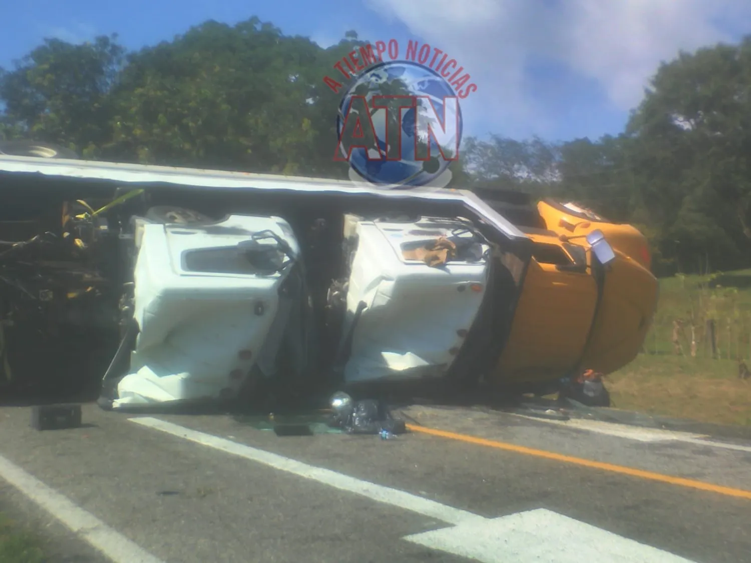 Transmigrante volcó en la carretera Costera