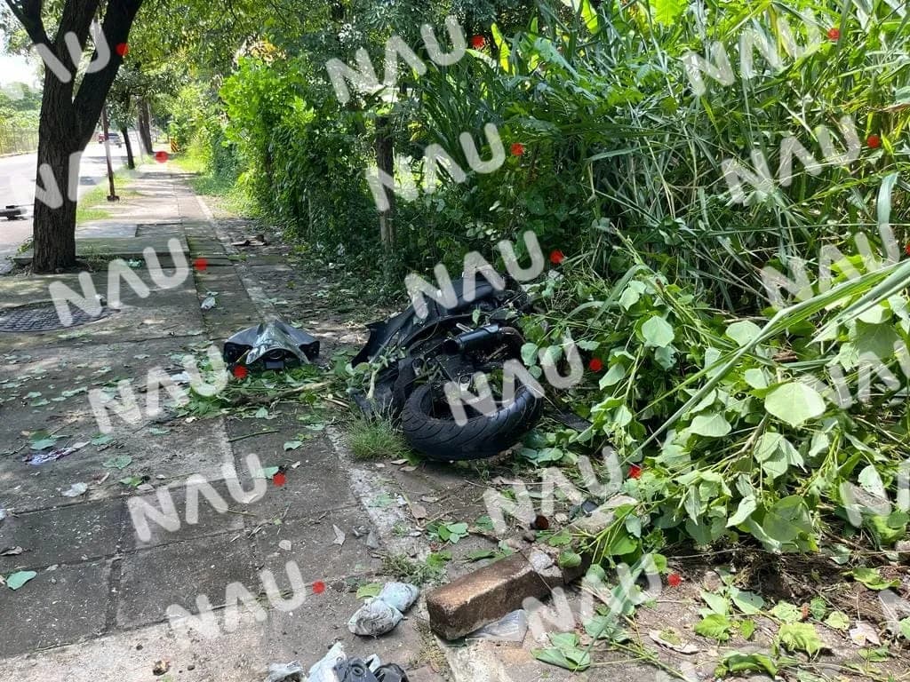 Motociclista grave al estrellarse contra una banqueta del par vial
