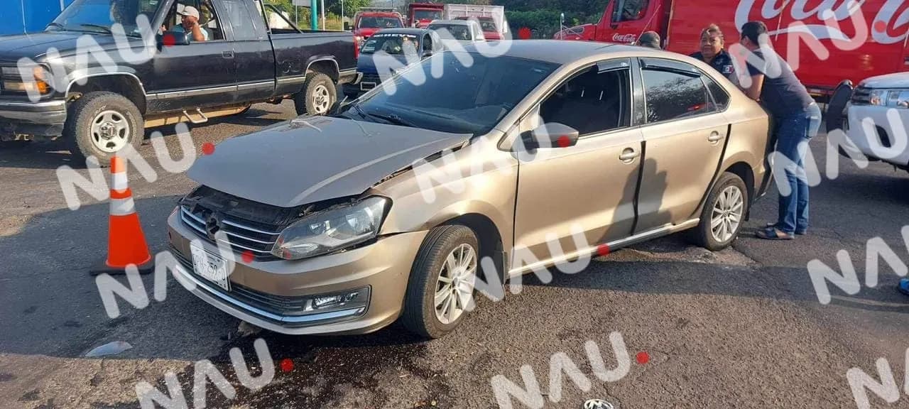 Daños materiales deja accidente en la colonia 5 de febrero