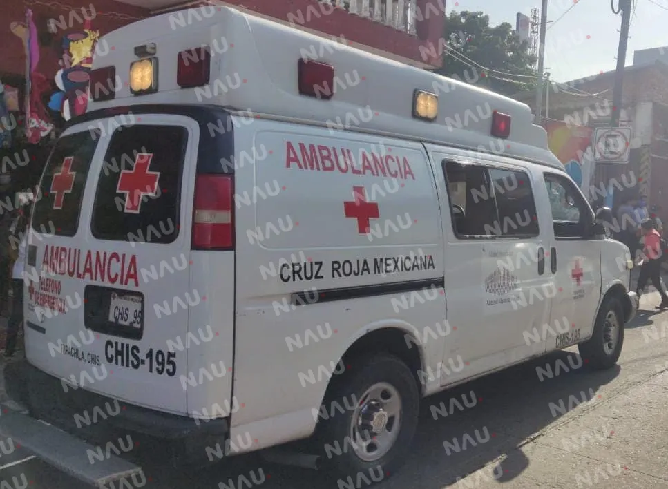 Atienden Paramédicos de Cruz Roja a una persona que cayó de una escalera