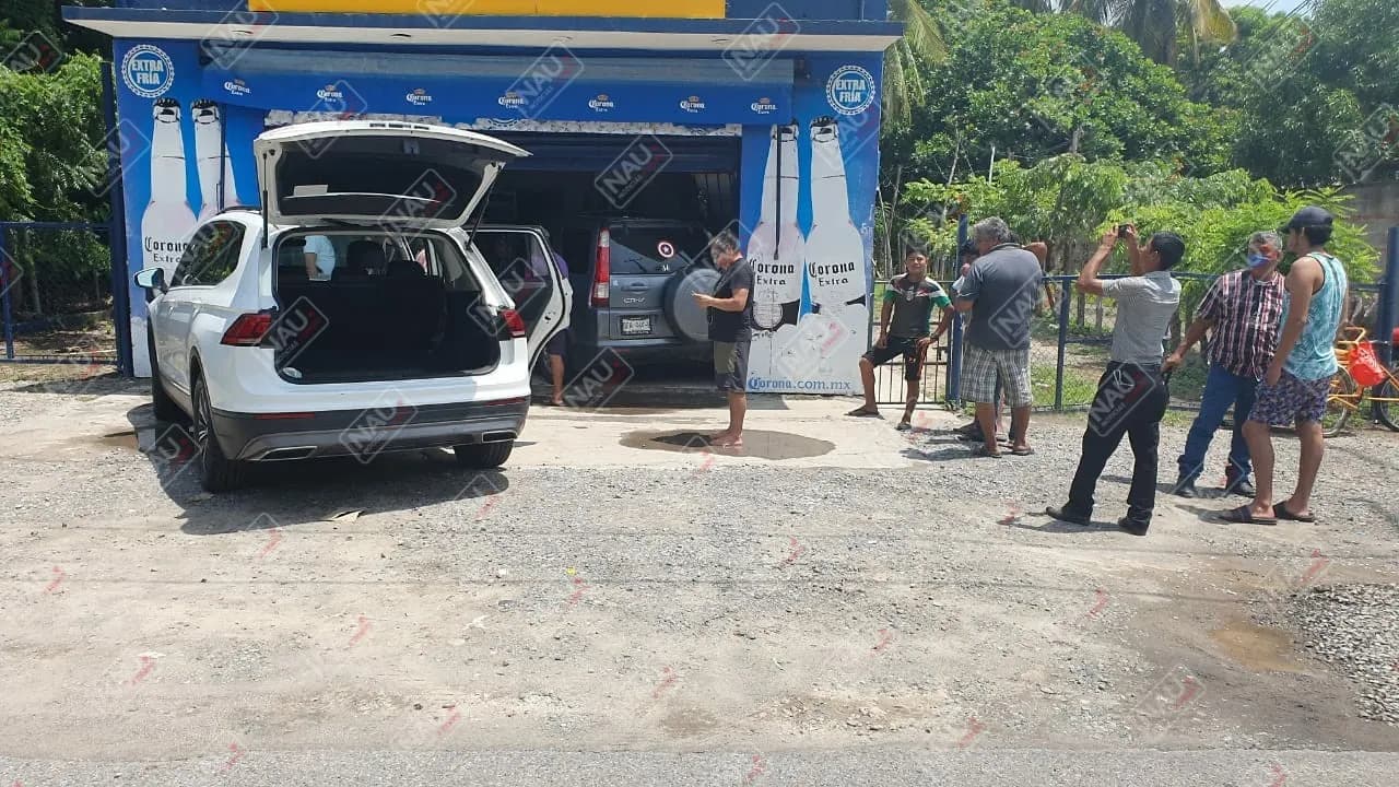 Se metió a un Punto Modelo con todo y carro