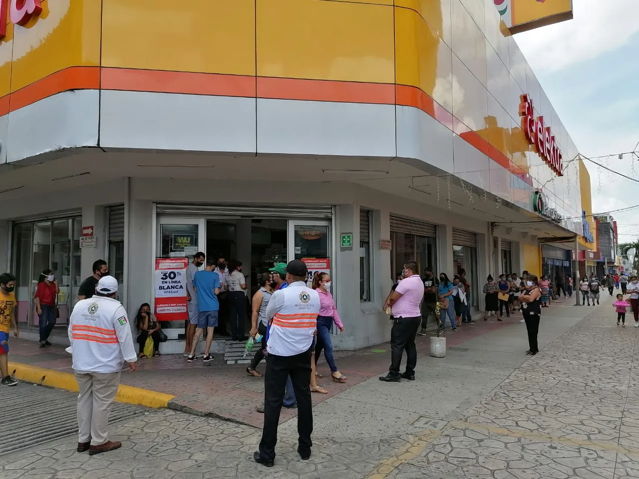 GOBIERNO DE TAPACHULA PIDEN A COMERCIOS Y BANCOS CUMPLIR CON LA SANA DISTANCIA
