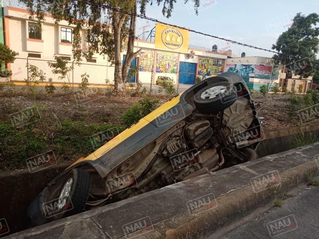 Vuelca camioneta en el par vial