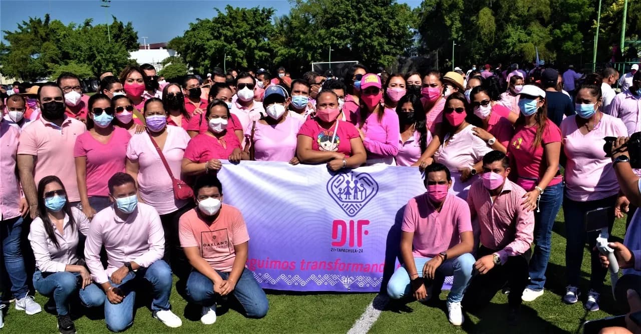 CREAN MOÑO ROSA MONUMENTAL EN RESPALDO A MUJERES QUE LUCHAN CONTRA EL CÁNCER DE MAMA