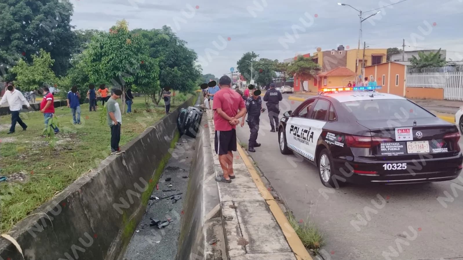 Vehículo de lujo cae a dren fluvial en Tapachula; no se reportan lesionados
