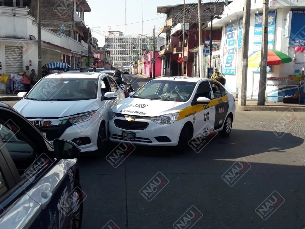 Taxista ocasiona accidente