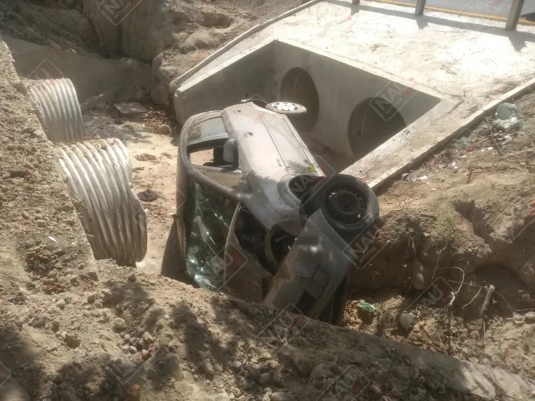 Tres lesionados en volcadura en la costera