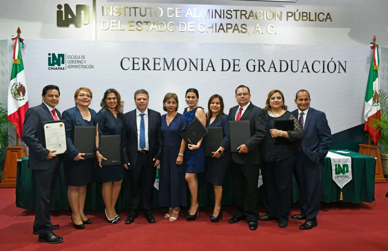 Asiste Ismael Brito a ceremonia de graduación del IAP