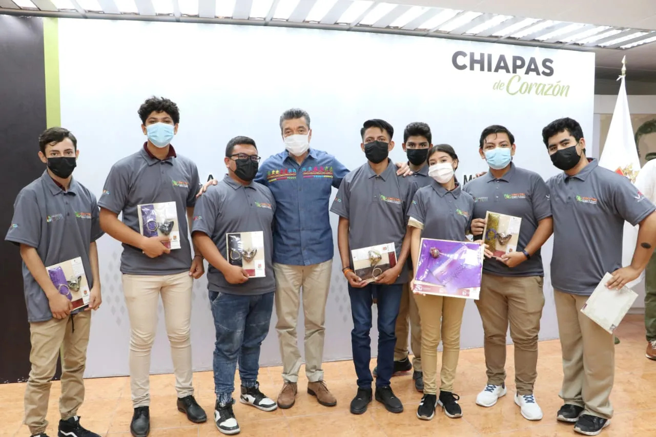 Se reúne Rutilio Escandón con estudiantes del Cecytech que acudirán a Campeonato Mundial de Robótica 2022
