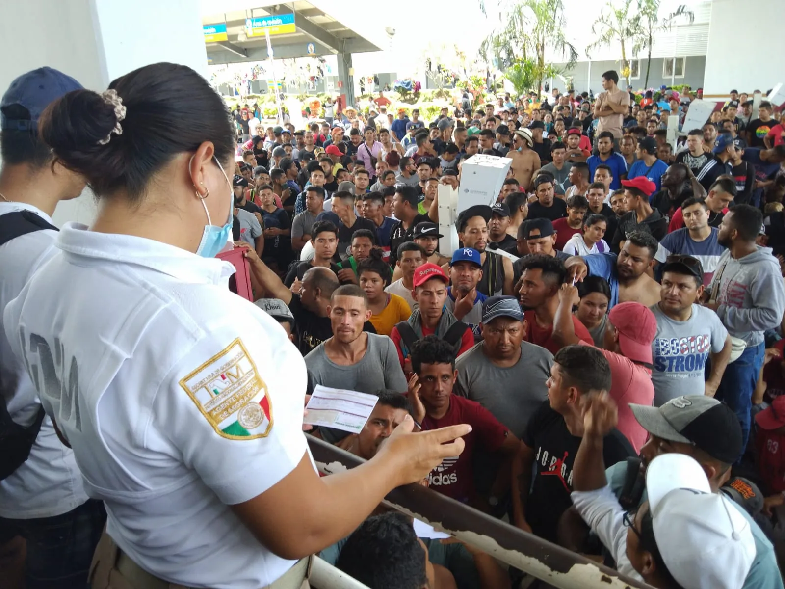 Entregan formas migratorias a migrantes que salieron en caravana .