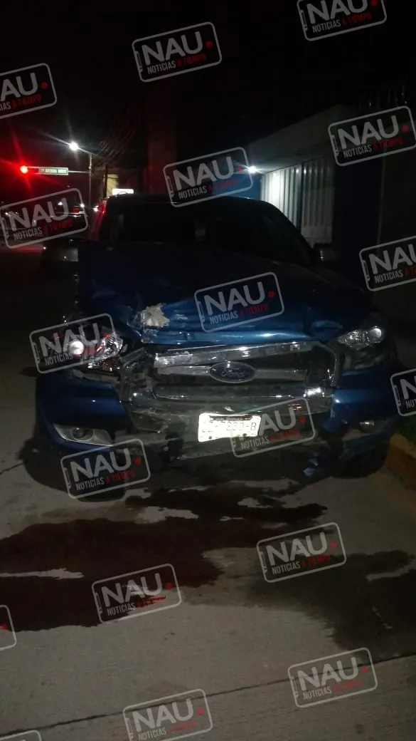 Abandonan camioneta tras chocar contra una colectiva