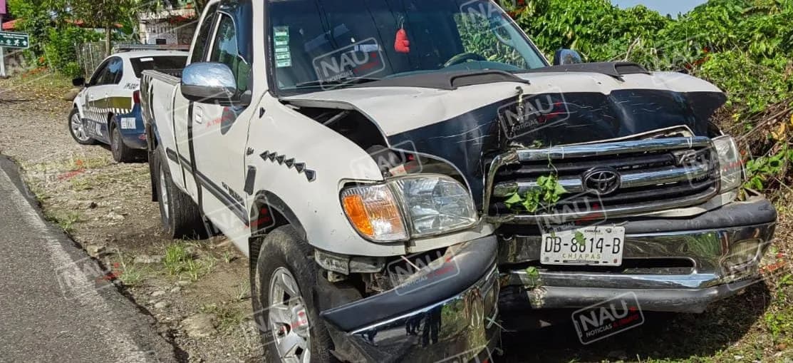 Se estrelló contra un poste y causó daños