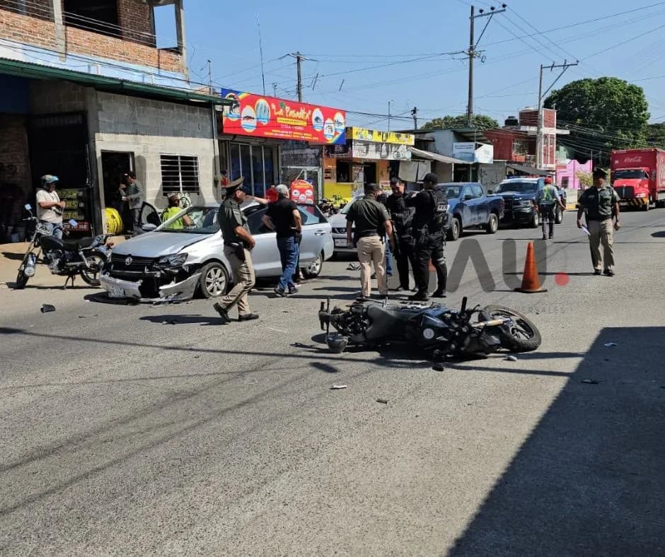 Colisión entre motocicleta y automóvil deja una persona herida en el sur de Tapachula