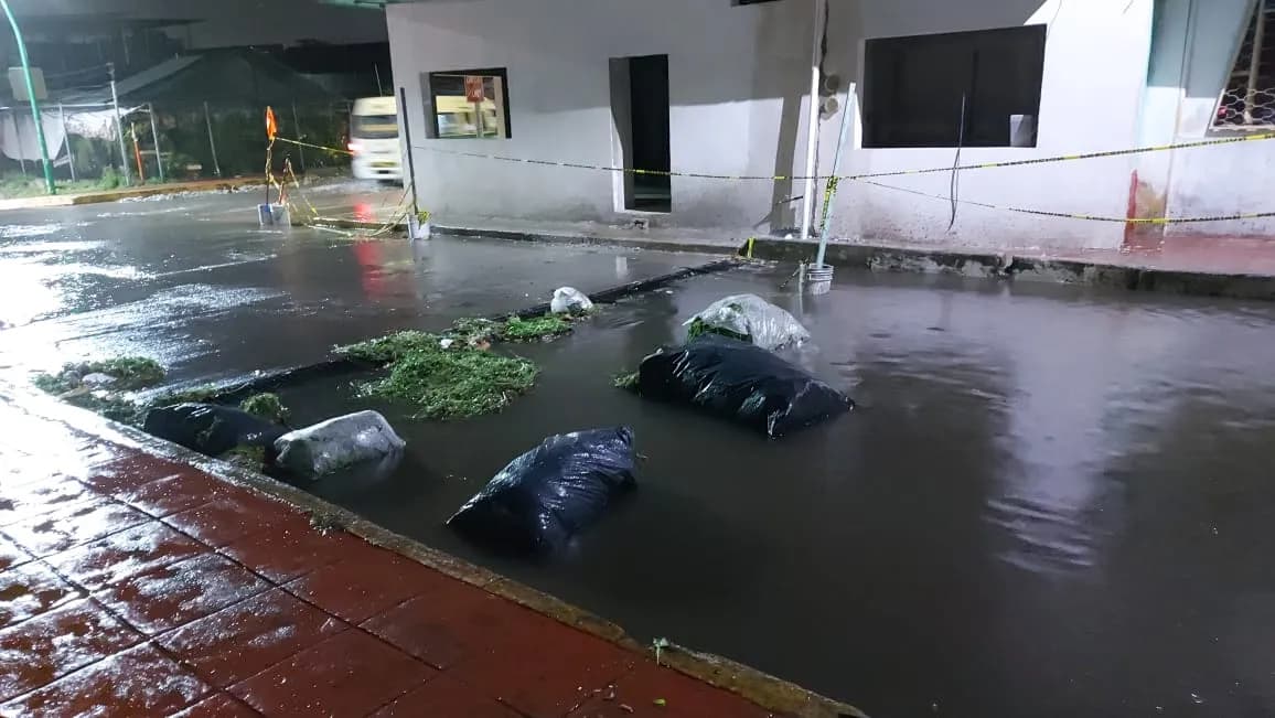 LIMPIAN ALCANTARILLAS DE LA CIUDAD POR TAPONAMIENTOS DE BASURA