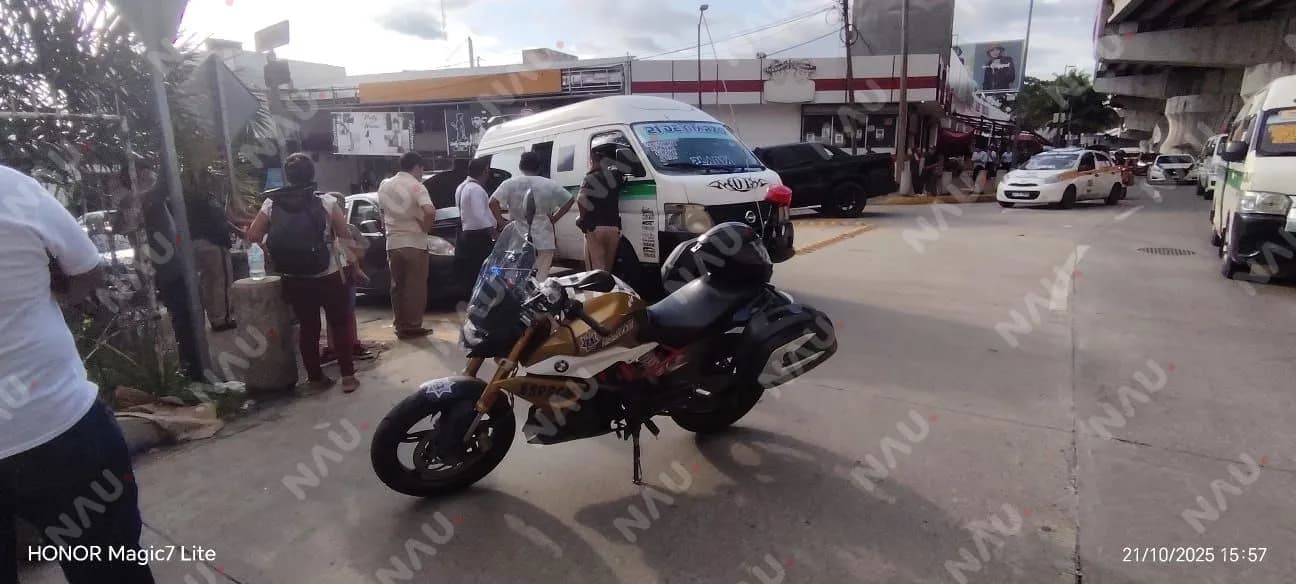 Choque entre vehículo particular y unidad de transporte foráneo deja solo daños materiales en Tapachula