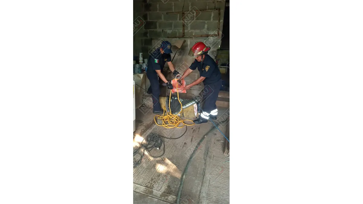 Rescata Bomberos un perro que cayó a un pozo