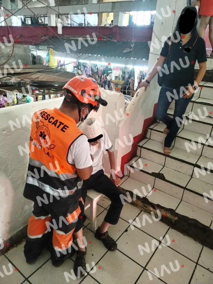 Hombre de 87 años sufre caída y es trasladado al ISSSTE en el mercado Sebastián