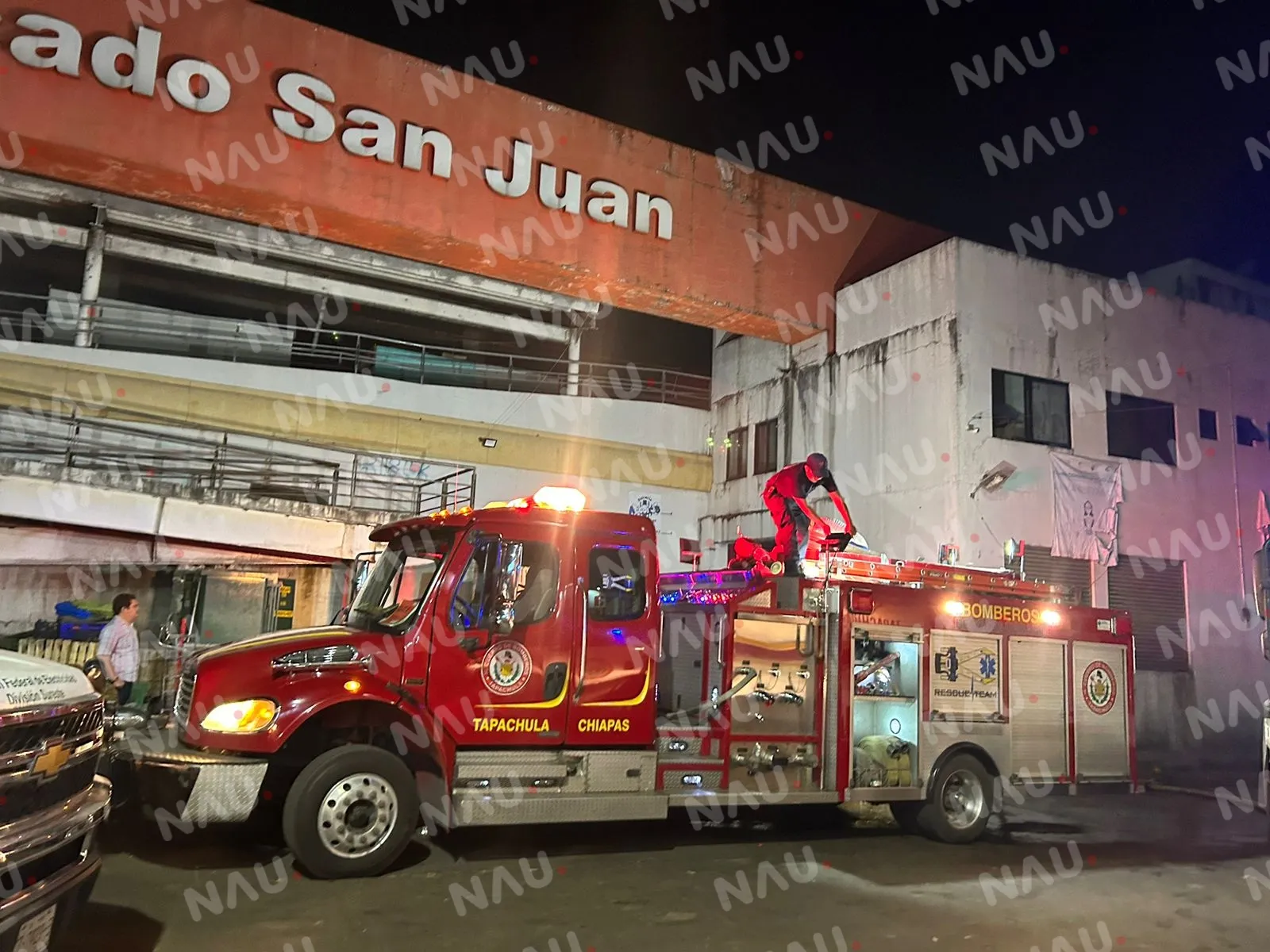 Más de siete locales se incendiaron en la planta alta del mercado San Juan