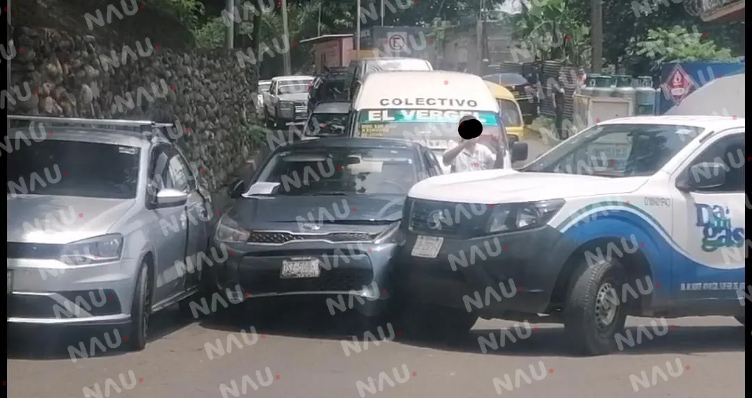 Camión repartidor de gas causa daños en accidente