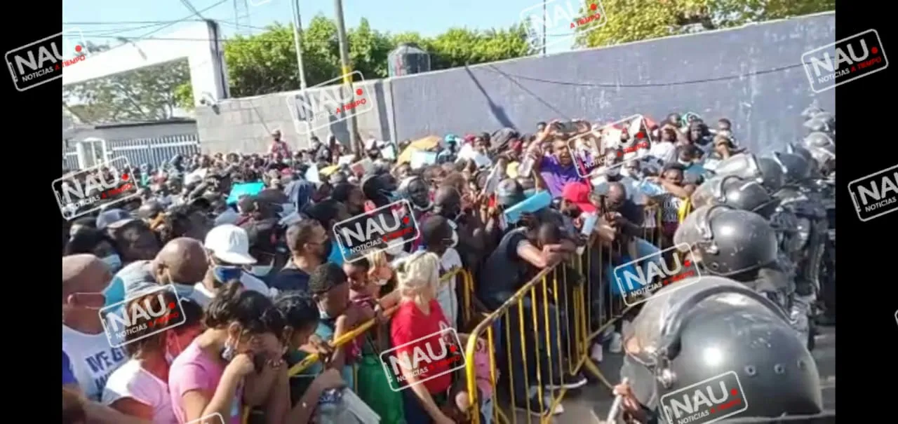 Irrupción de migrantes en oficinas del INM retrasó proceso de atención.