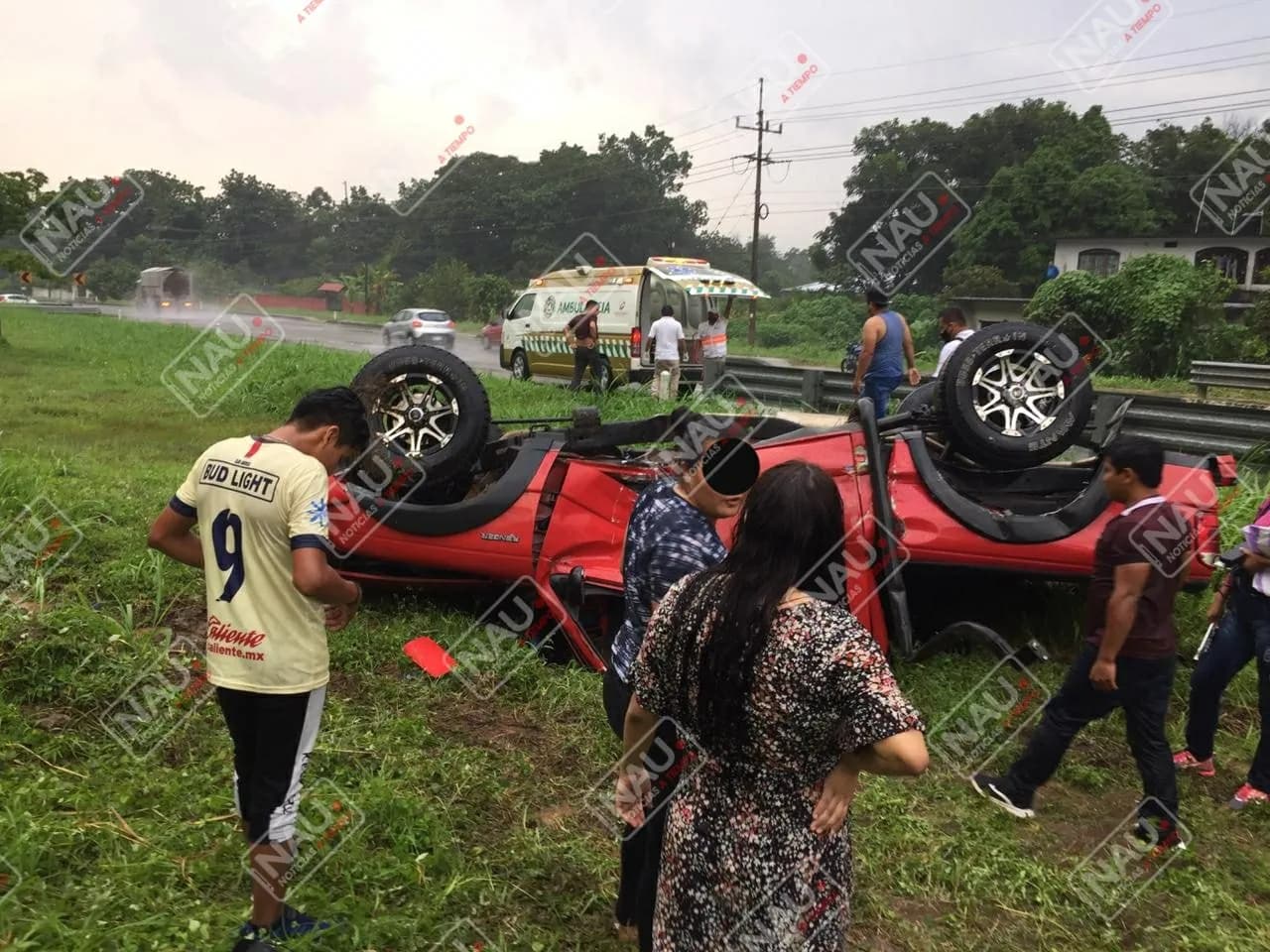 Atienden a dos personas lesionadas en volcadura de un vehículo en la carretera Tuxtla Chico – Tapachula