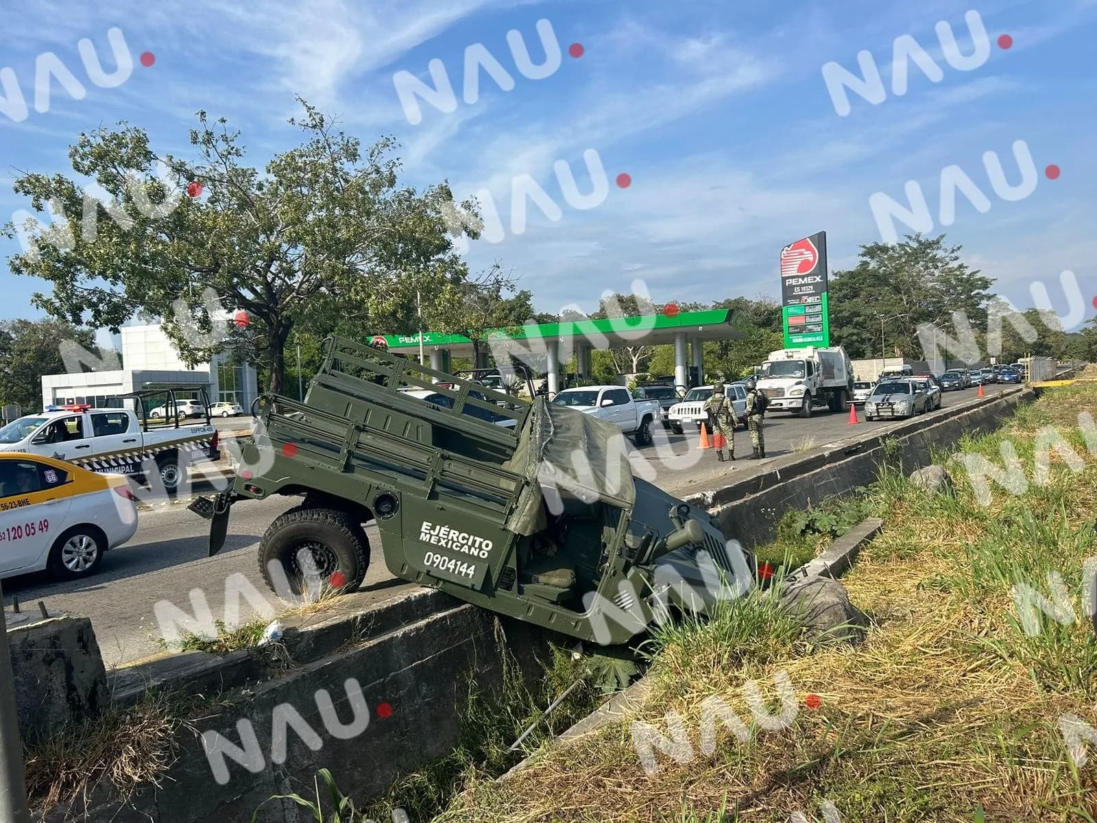 Un carro se le atravesó al Hummer del ejército