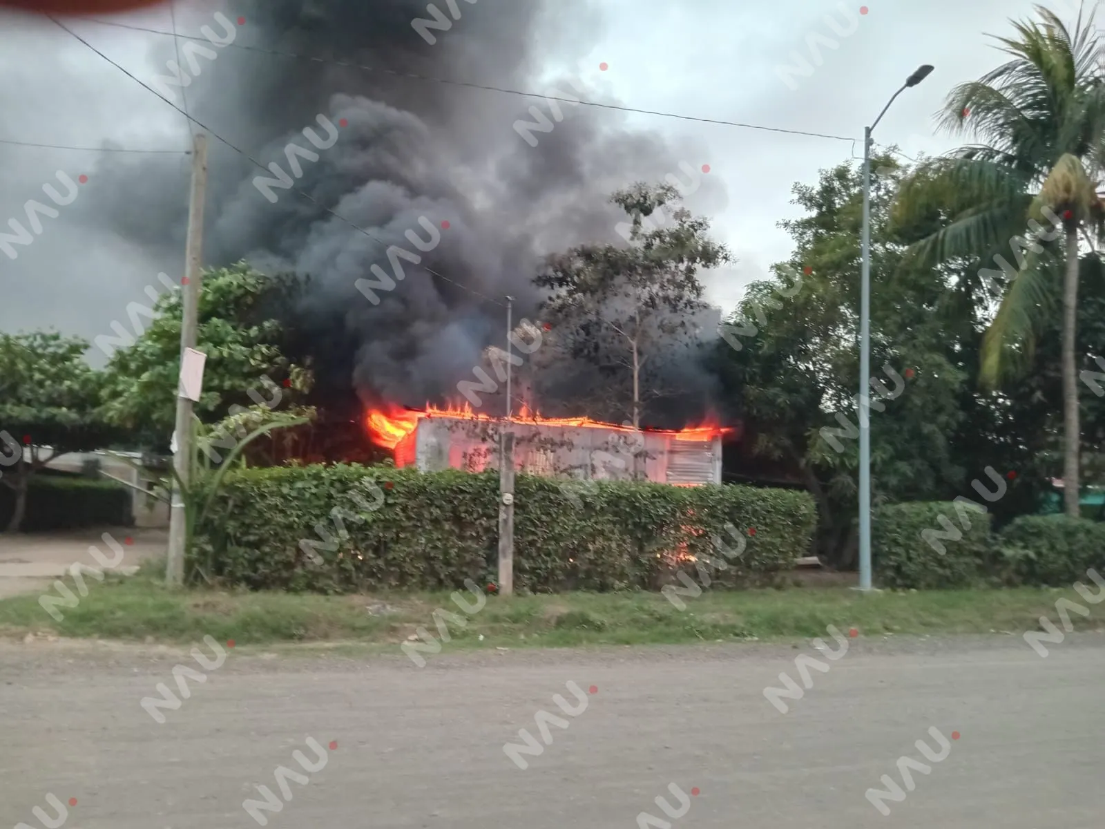 Voraz incendio consume vivienda en el ejido Raymundo Enríquez; propietario resulta ileso