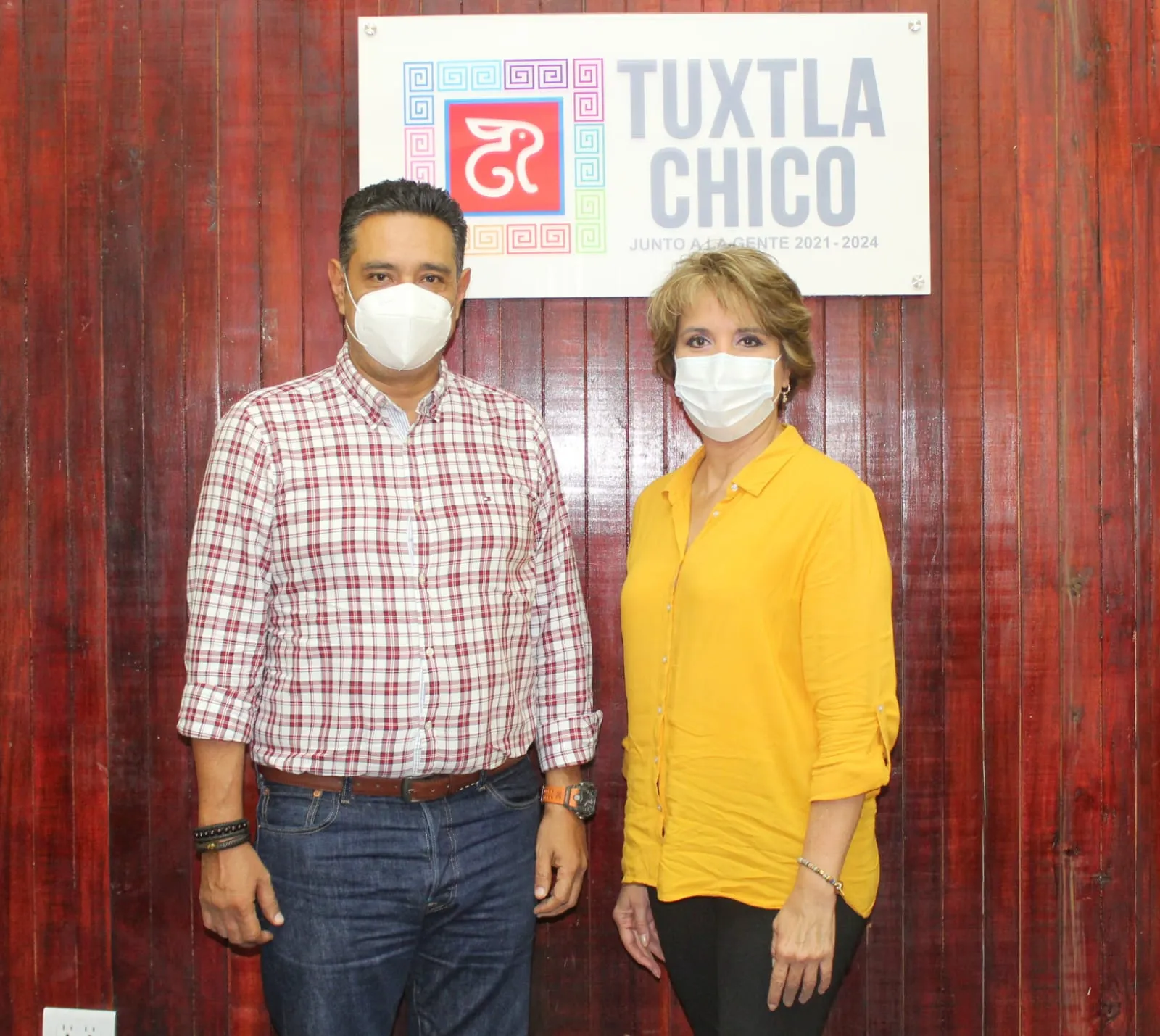 Julio Gamboa sostiene salutación con la diputada local, Yolanda Correa
