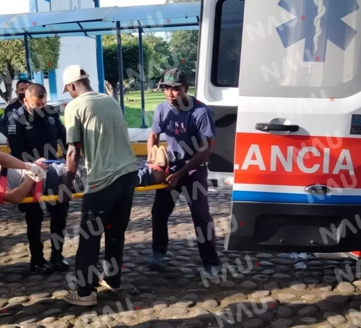 Salvadoreño cae de un árbol en la Unach
