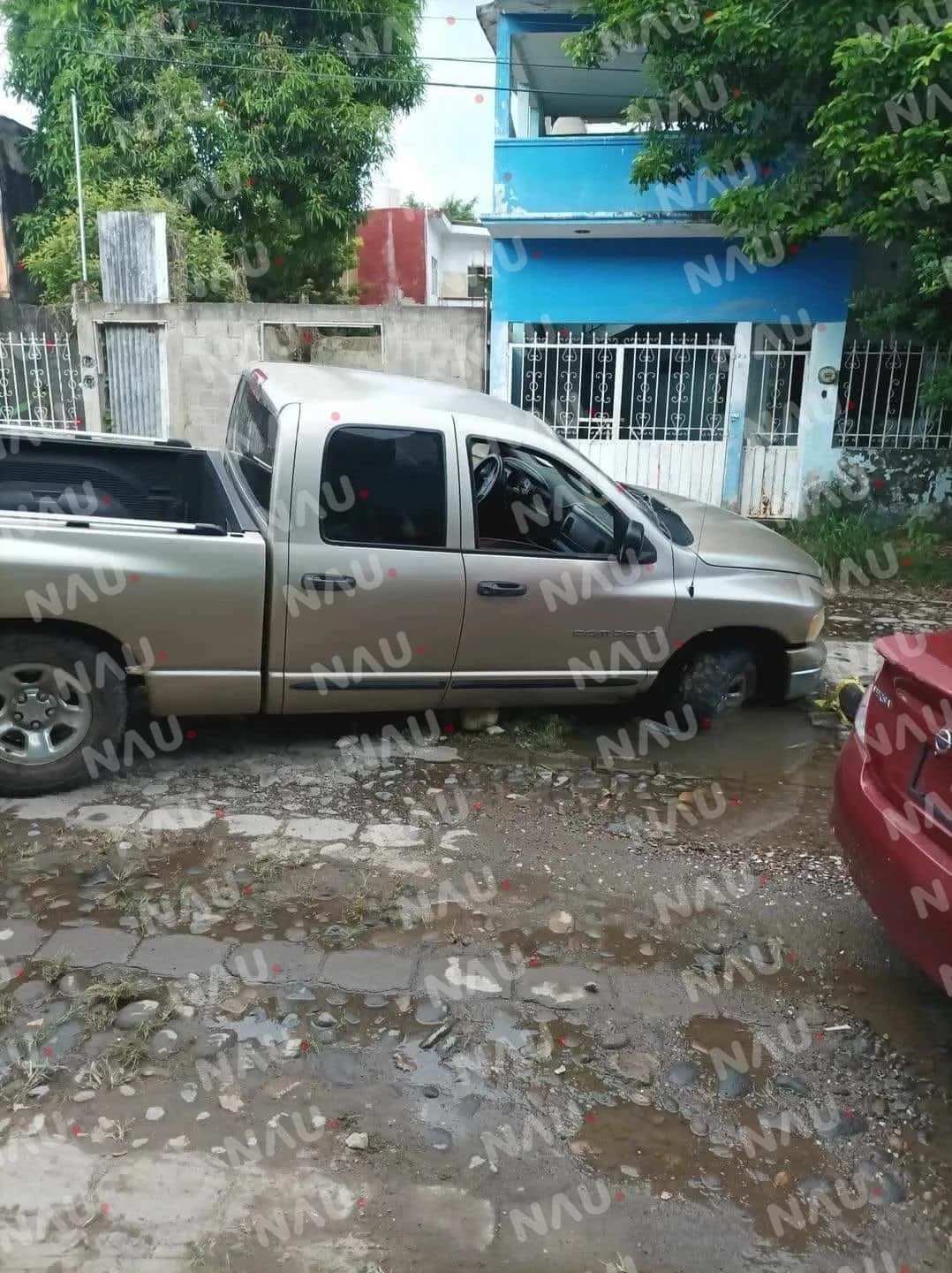 Cae a un drenaje en el fraccionamiento Los Laureles