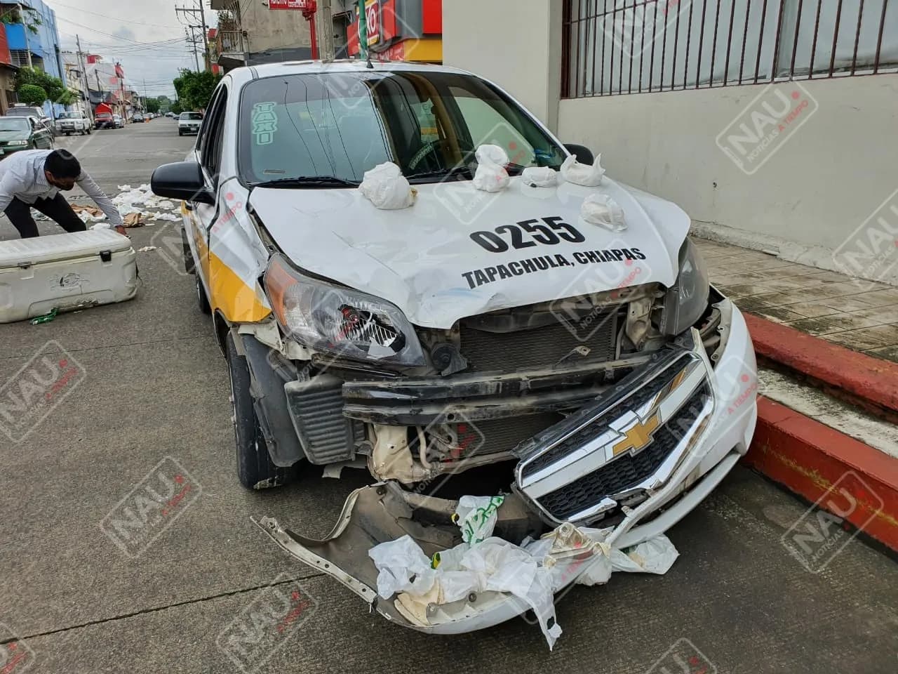 Motociclista lesionado al chocar contra un taxi