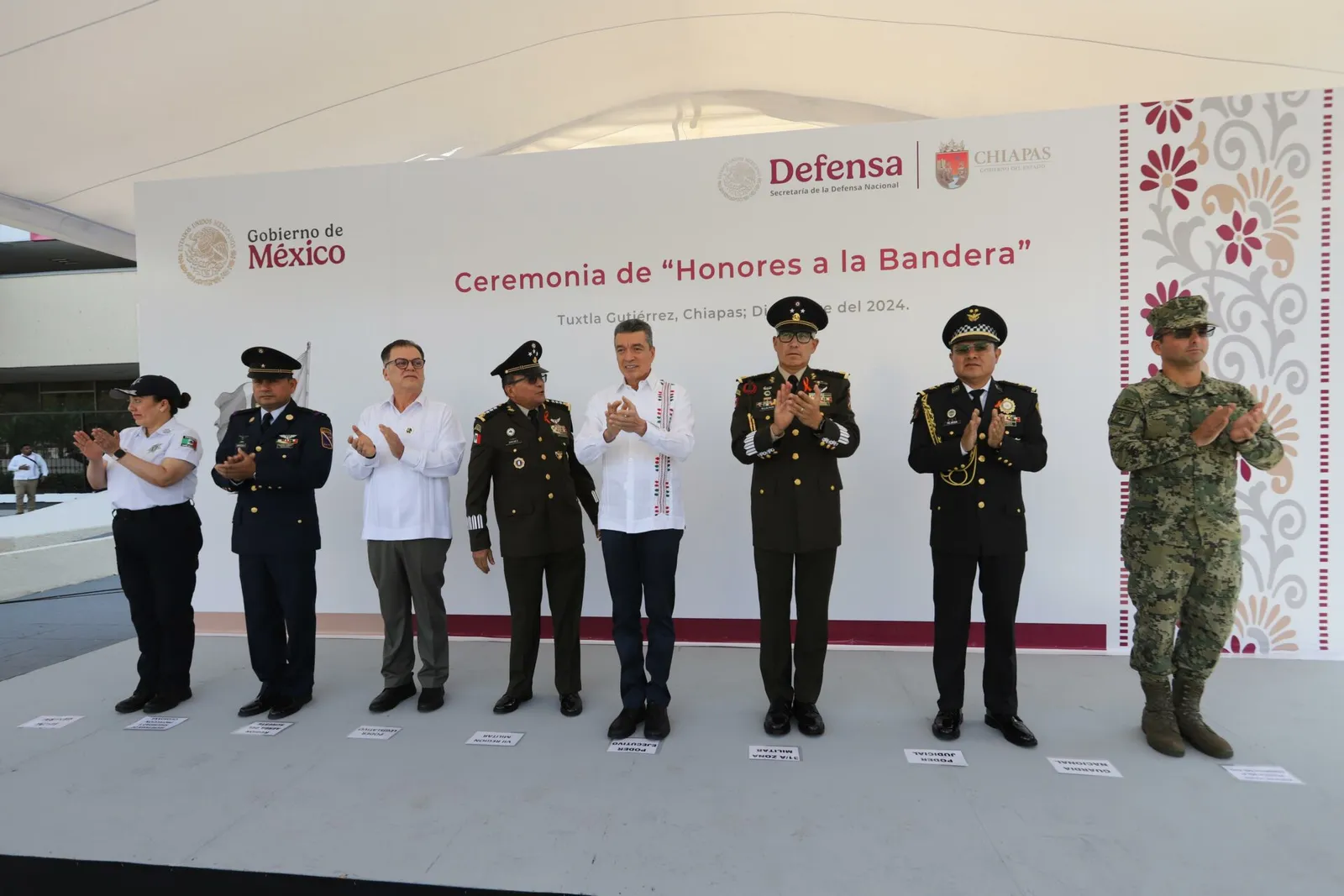 Rutilio Escandón asiste a Ceremonia de Honores a la Bandera en la Plaza Cívica Central de Tuxtla Gutiérrez
