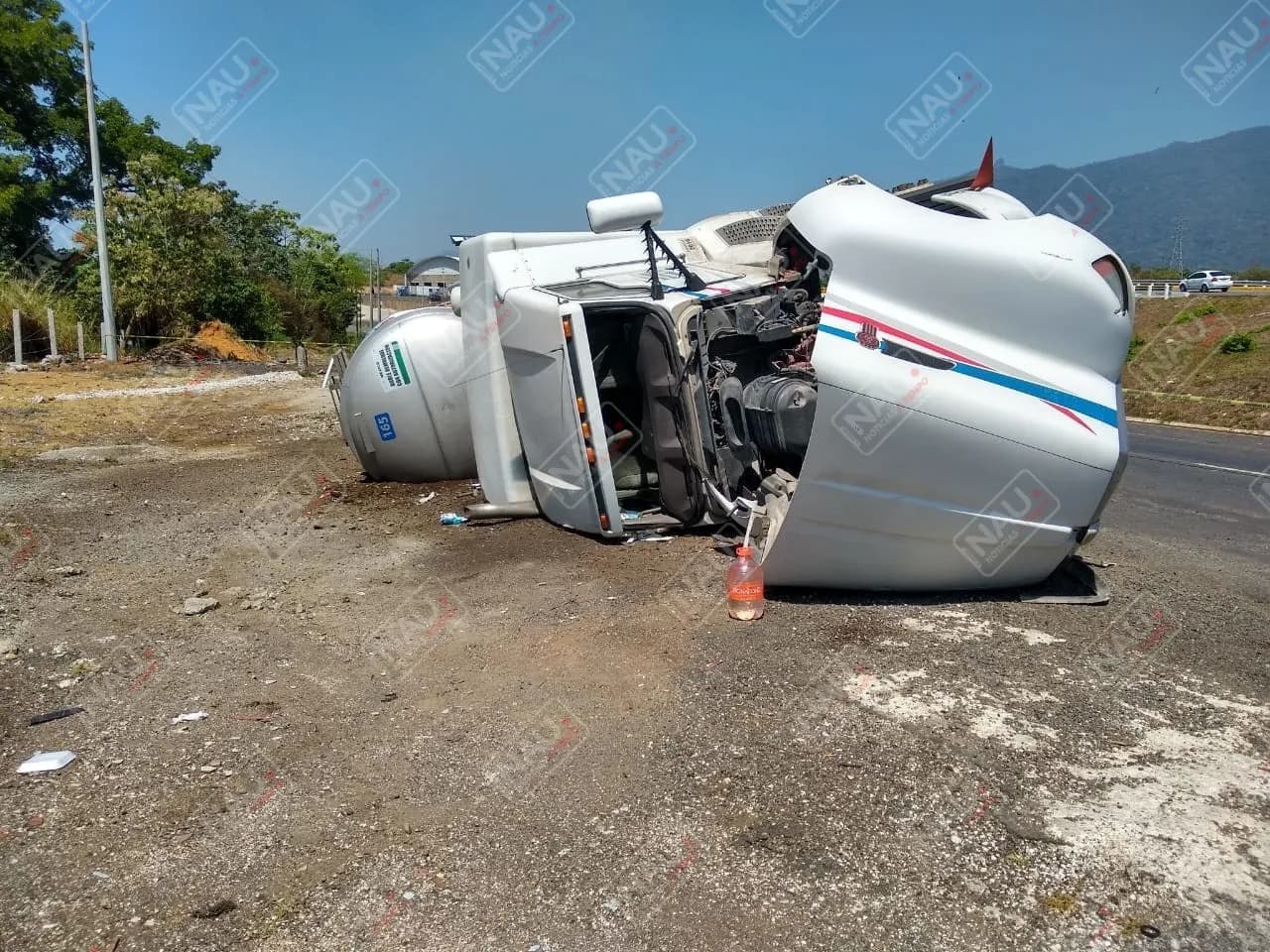 Tráiler que jalaba una cisterna se volcó