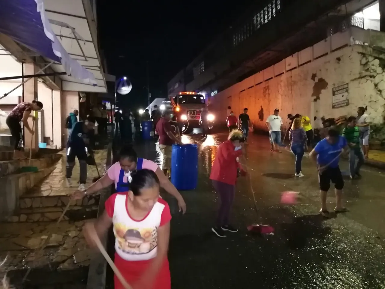 SANITIZAN CALLES ALEDAÑAS A MERCADOS SEBASTIÁN ESCOBAR Y CINCO DE MAYO