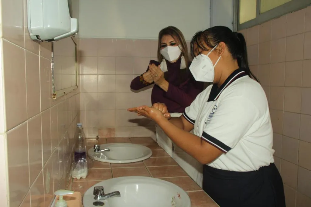 EN EL INICIO DE CLASES DEL COLEGIO DE BACHILLERES EN TAPACHULA, SE APLICAN MEDIDAS DE PROTECCIÓN A LA SALUD