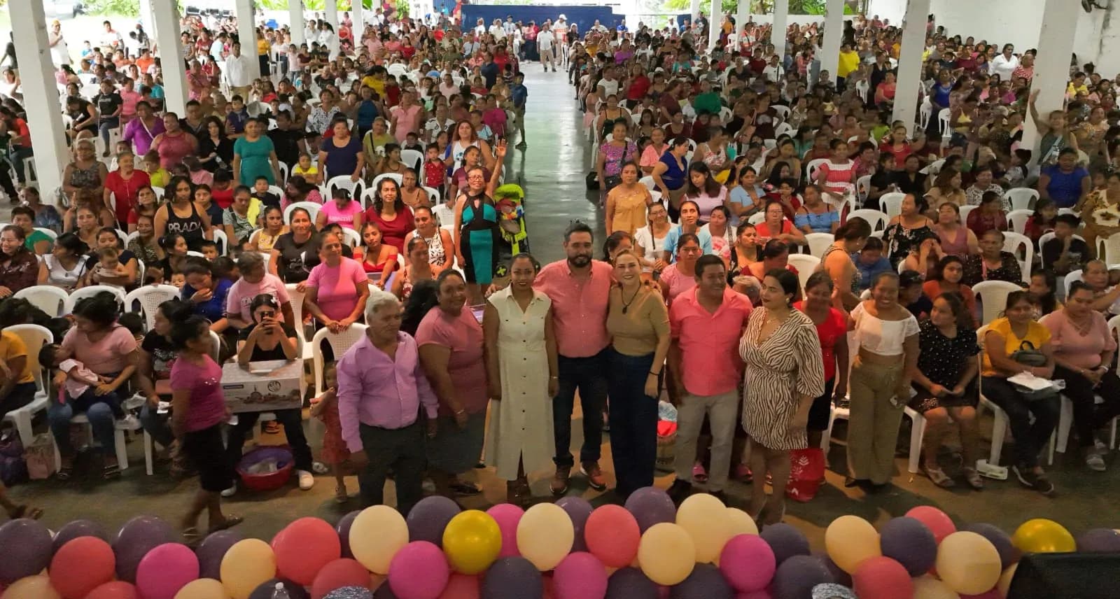 Julio Gamboa festeja a las mamás de Tuxtla Chico