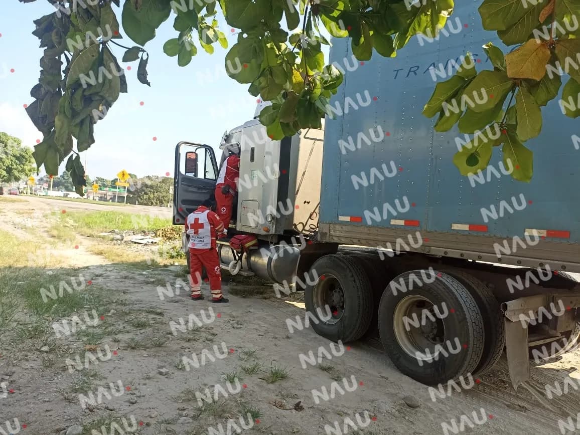 Paramédicos de la Cruz Roja Mexicana atendieron a conductor de tráiler que se puso mal en Mapastepec