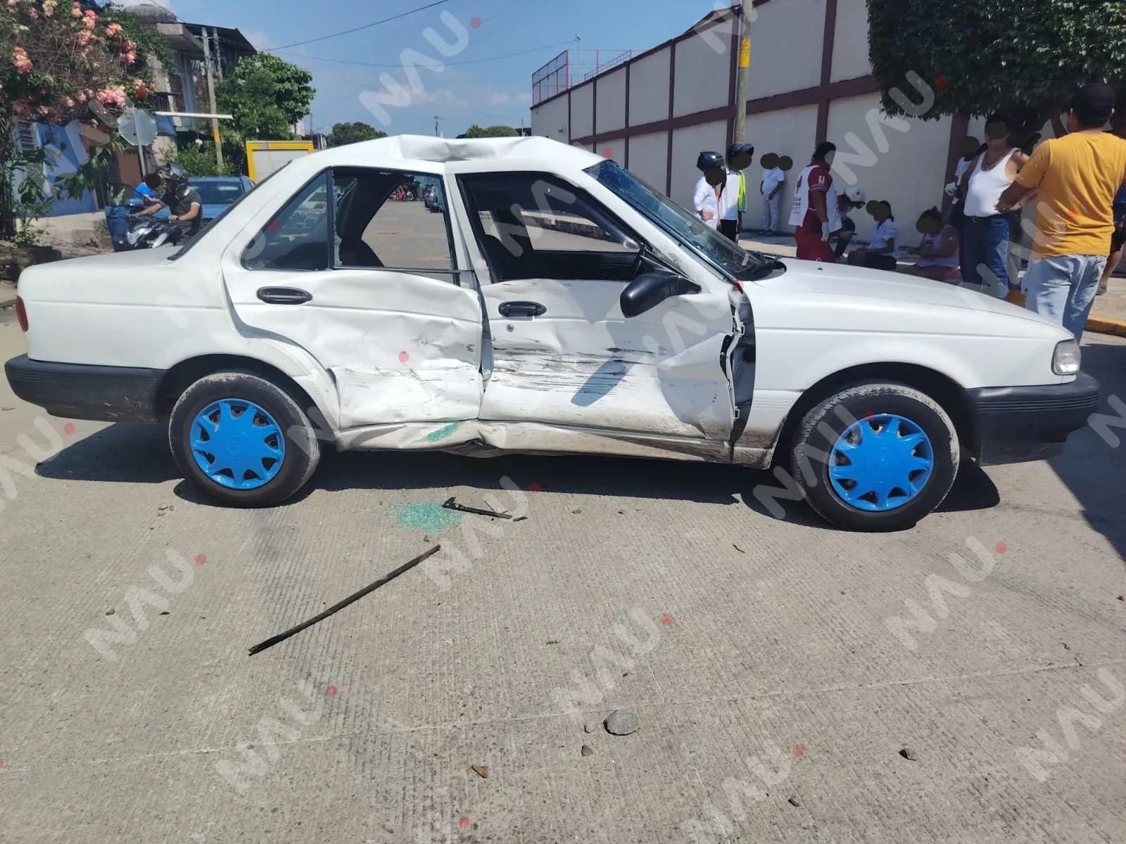 CONDUCTORA IGNORA ALTO Y DESATA CHOQUE EN CRUCE; HAY DOS LESIONADAS