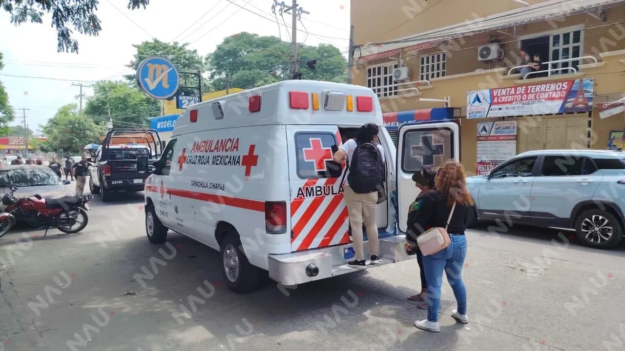Conductora intenta dar vuelta prohibida y provoca choque con motorista en Tapachula