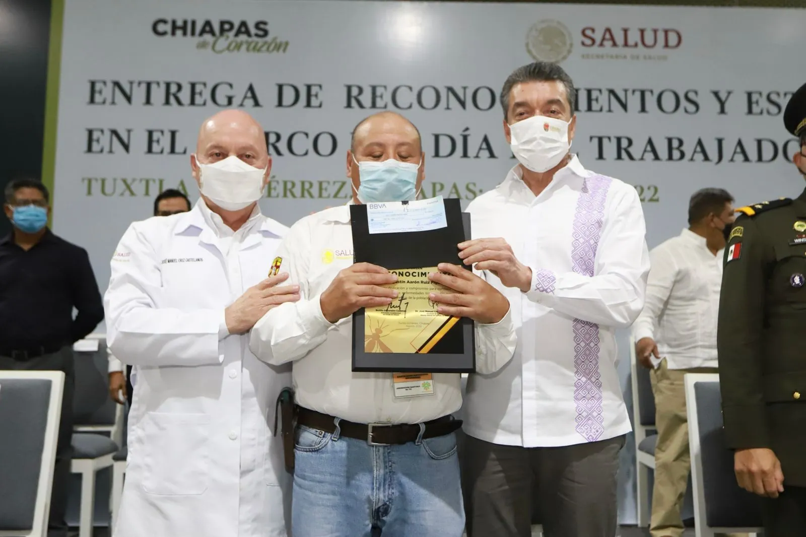 Entrega Rutilio Escandón reconocimientos en el marco del Día del Trabajador de Vectores
