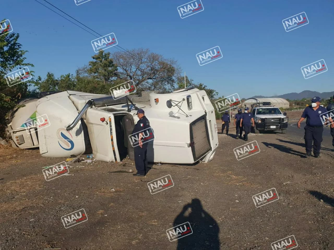 Vuelca tráiler cargado de cemento en la curva del diablo en Tuzantán.