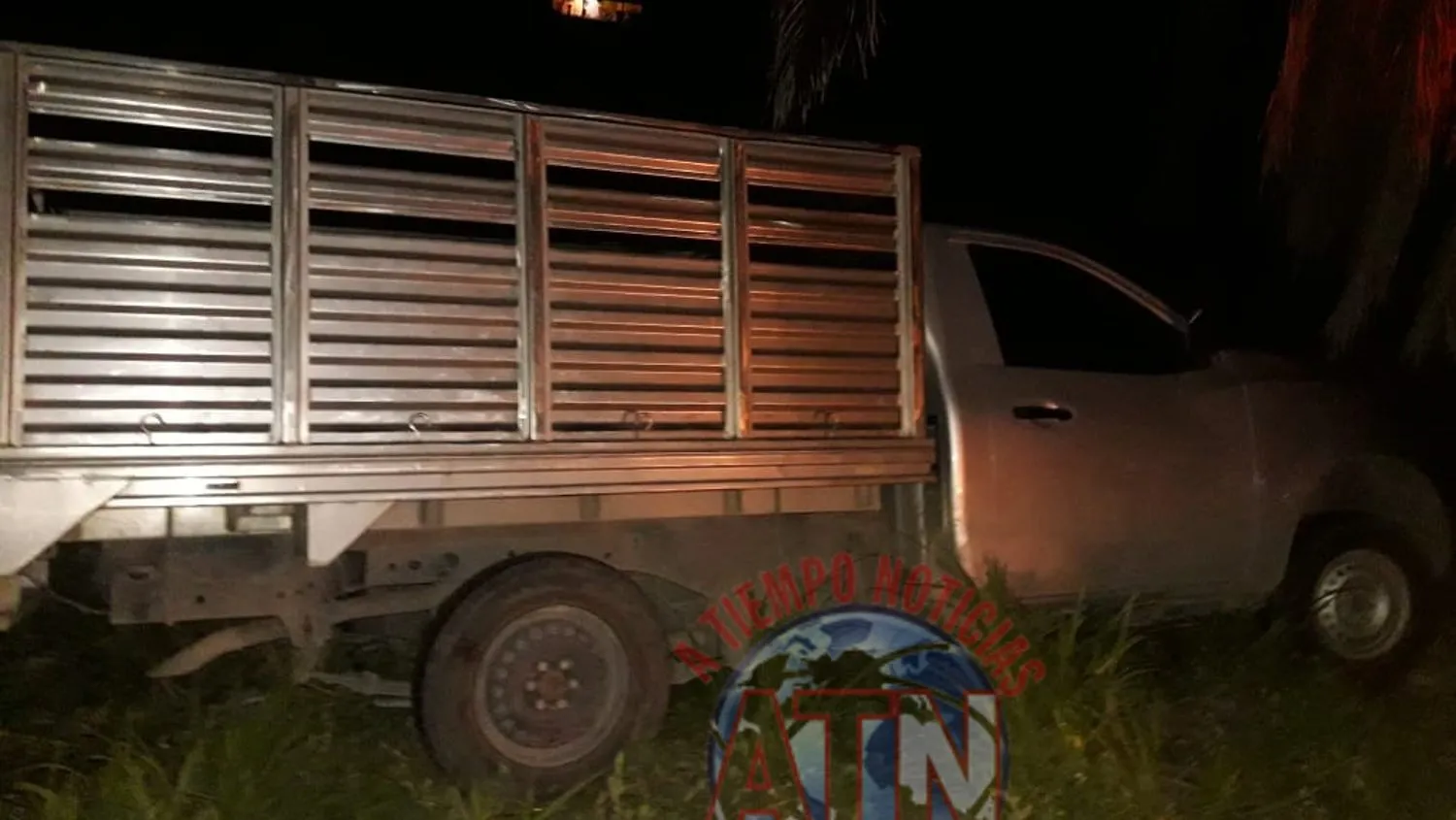 Abandonan vehículo que se salió de la carretera