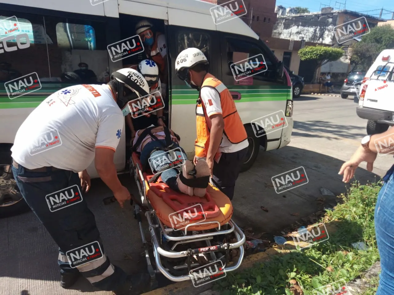 Atiende SAE a señora que cayó en el Interior de una combi.