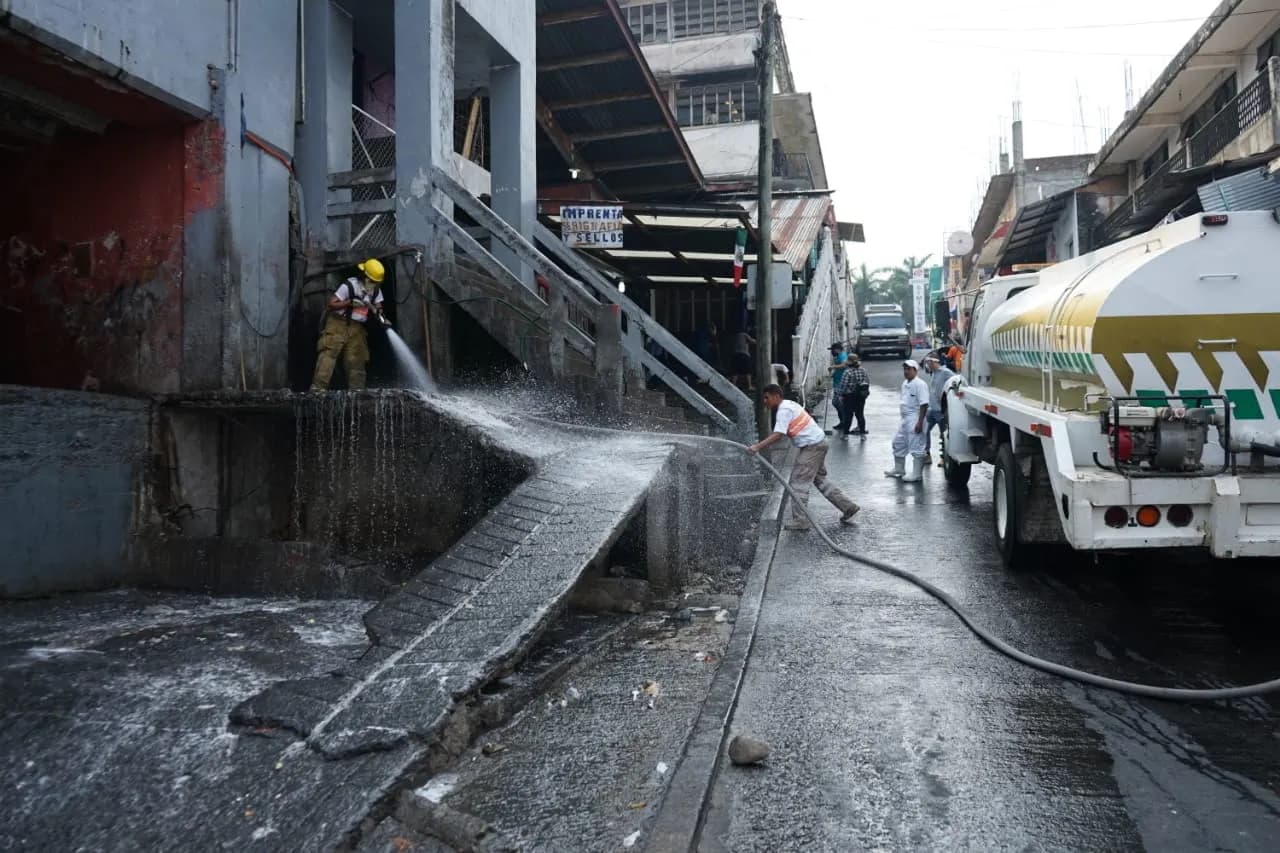 SANITIZAN MERCADO 5 DE MAYO Y CALLES ALEDAÑAS